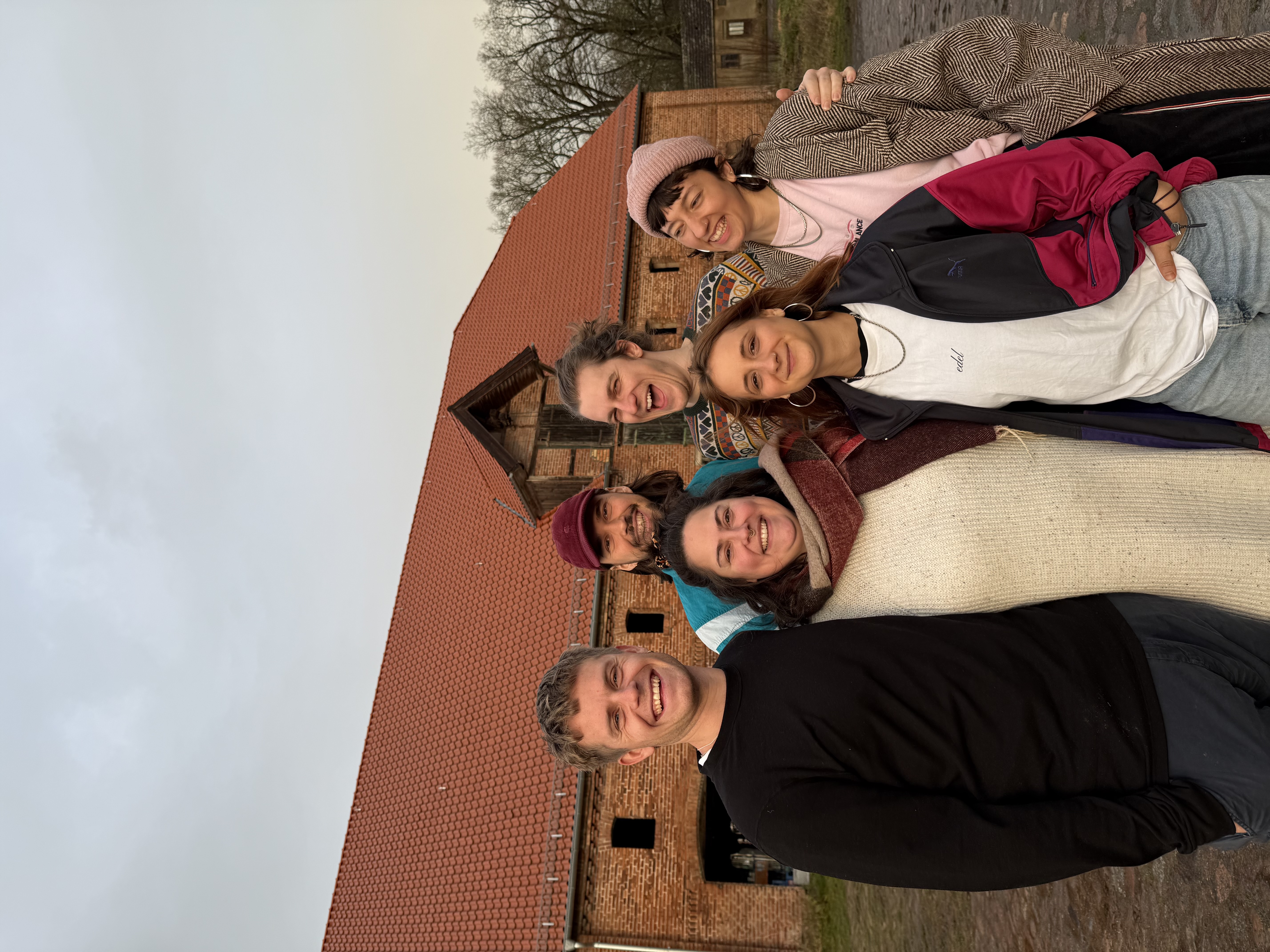 Das Struktur-Team vor der Scheune in Hohenbrünzow